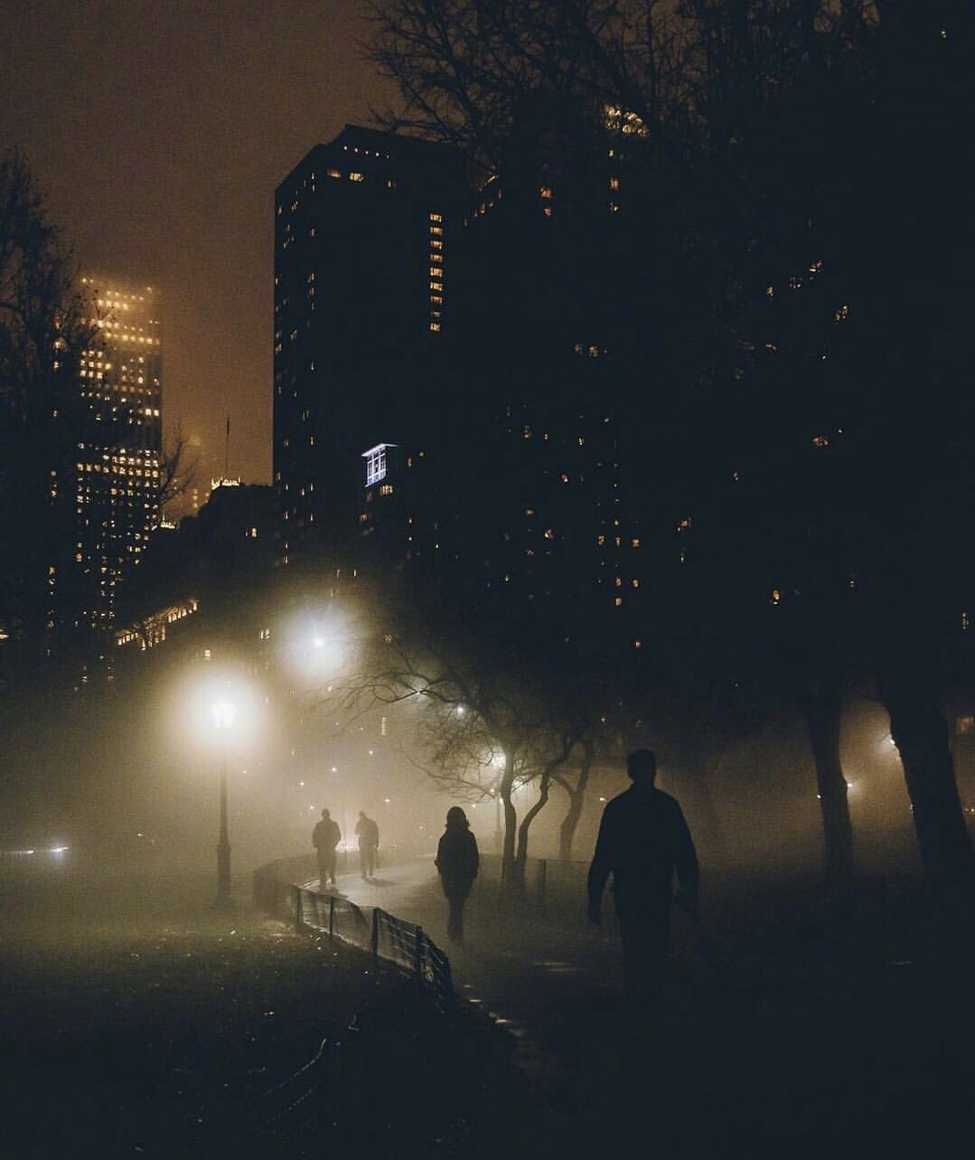 最新午夜,最新午夜，城市的另一面與深邃秘密